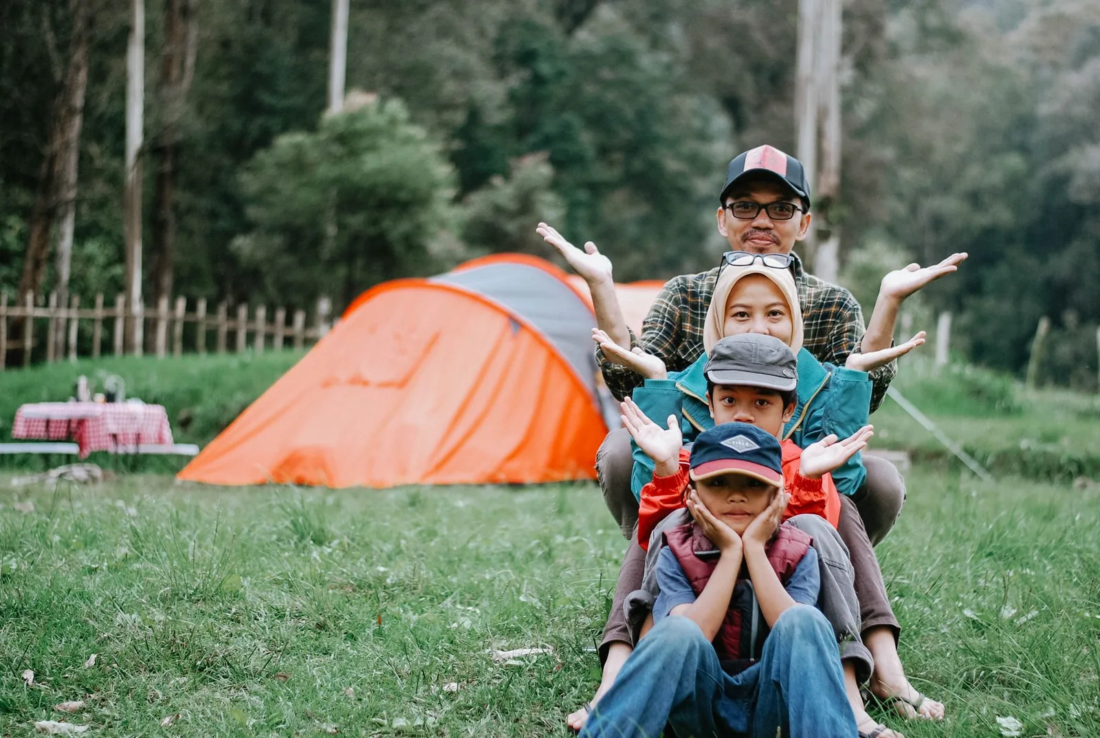 Aufgebautes Tunnelzelt auf einer Campingwiese als Beispiel für ein Familienzelt mit Gestänge