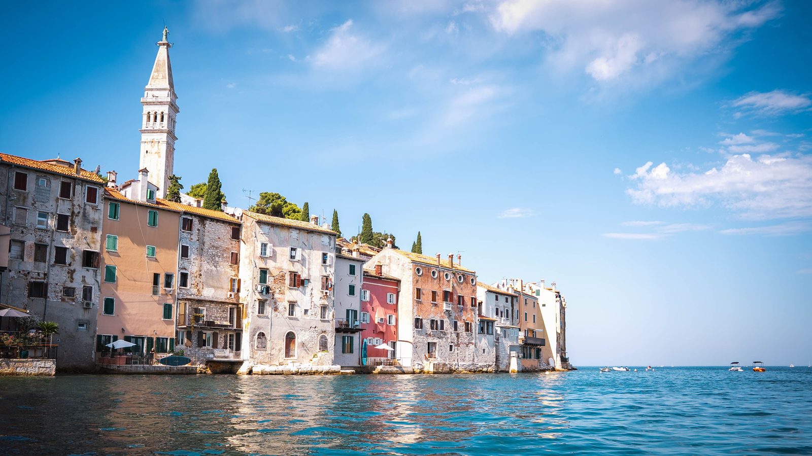 Bunte Häuserzeile und Kirchturm von Rovinj an der istrischen Küste