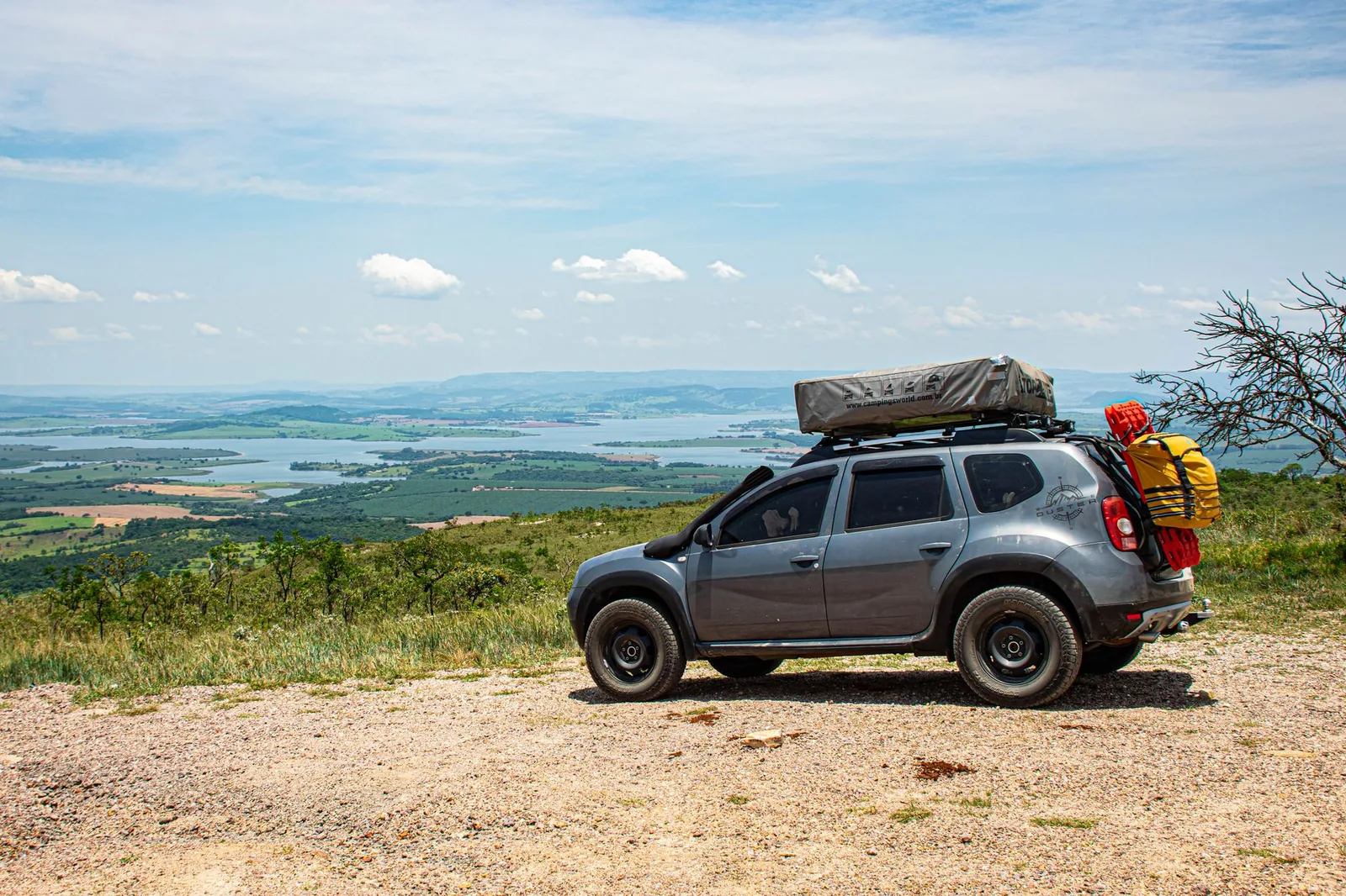 Aufgeklapptes Dachzelt auf einem SUV vor Bergkulisse