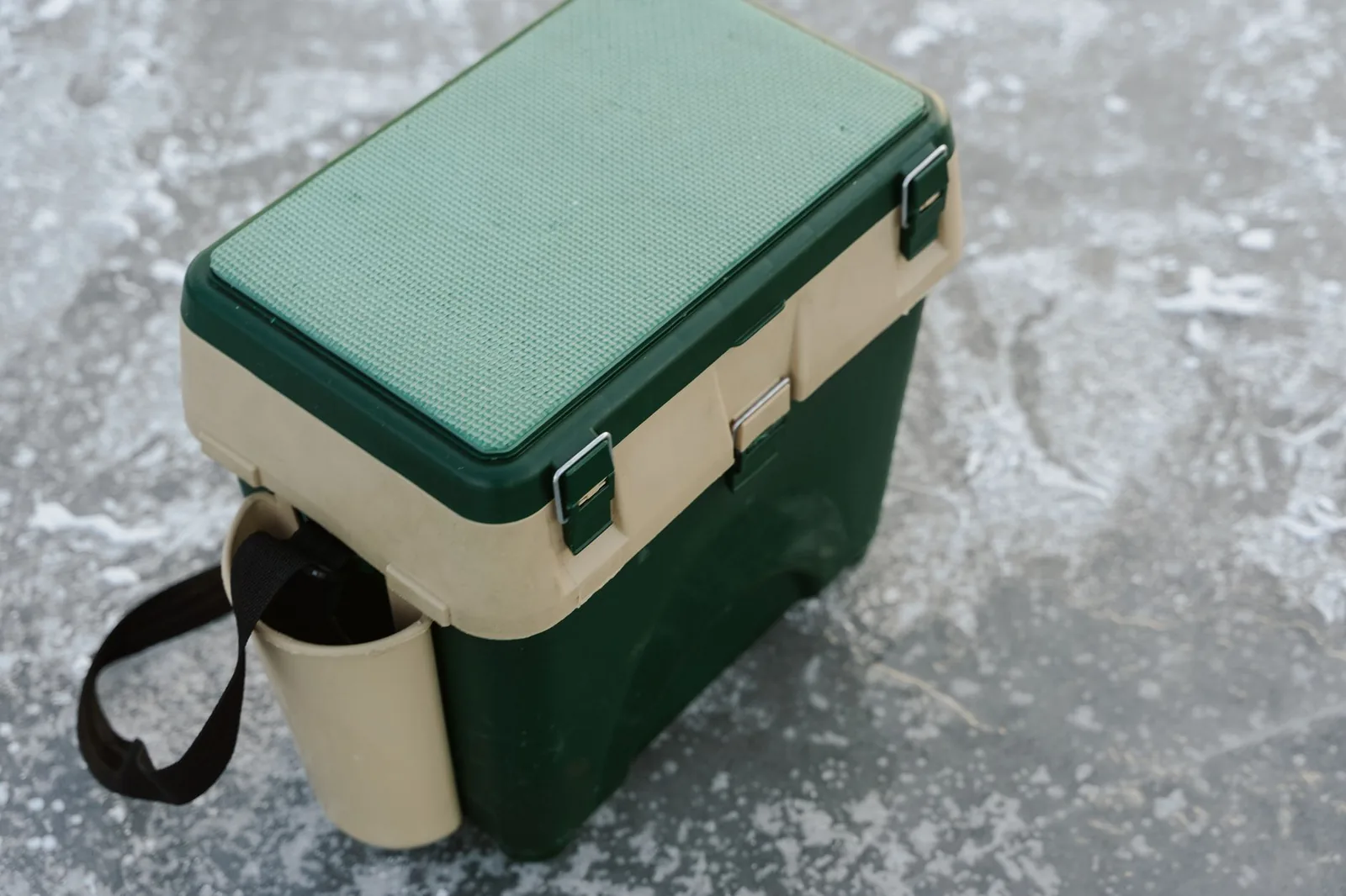 Tragbare elektrische Kühlbox mit geöffnetem Deckel im Freien