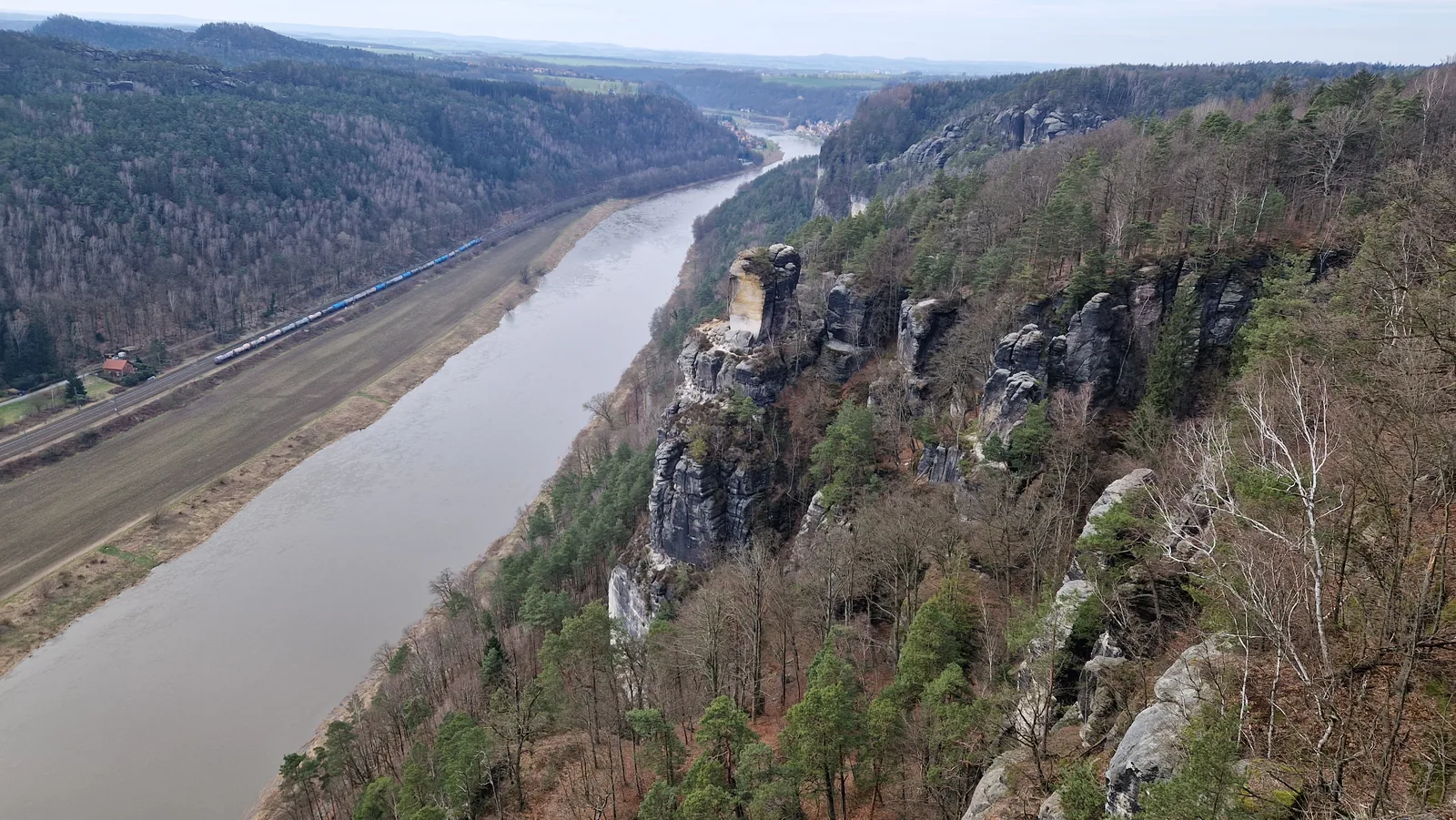 Panoramablick von der Bastei auf die Elbe-Schleife und die bewaldeten Hänge des Elbsandsteingebirges