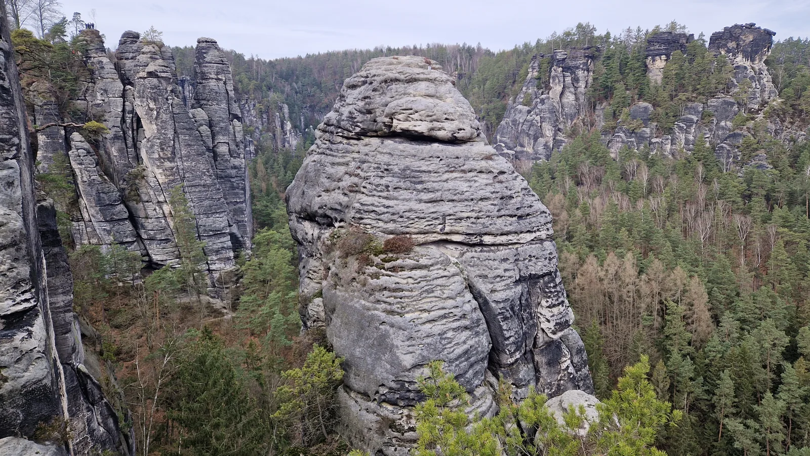 Freistehende Sandsteinfelsnadeln der Bastei vor blauem Himmel