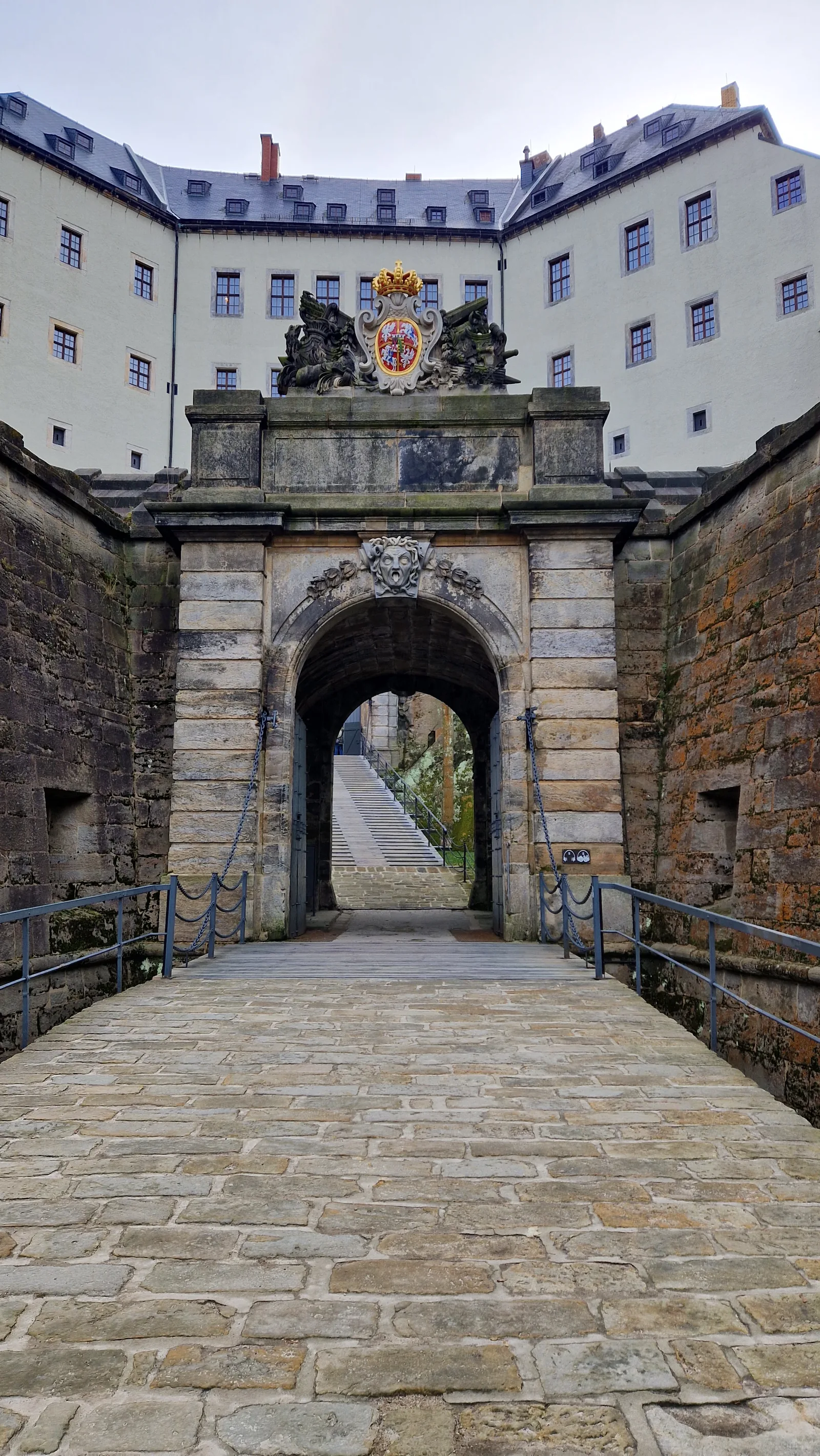 Torturm der Festung Königstein mit gestaffelten Toren und dicken Mauern