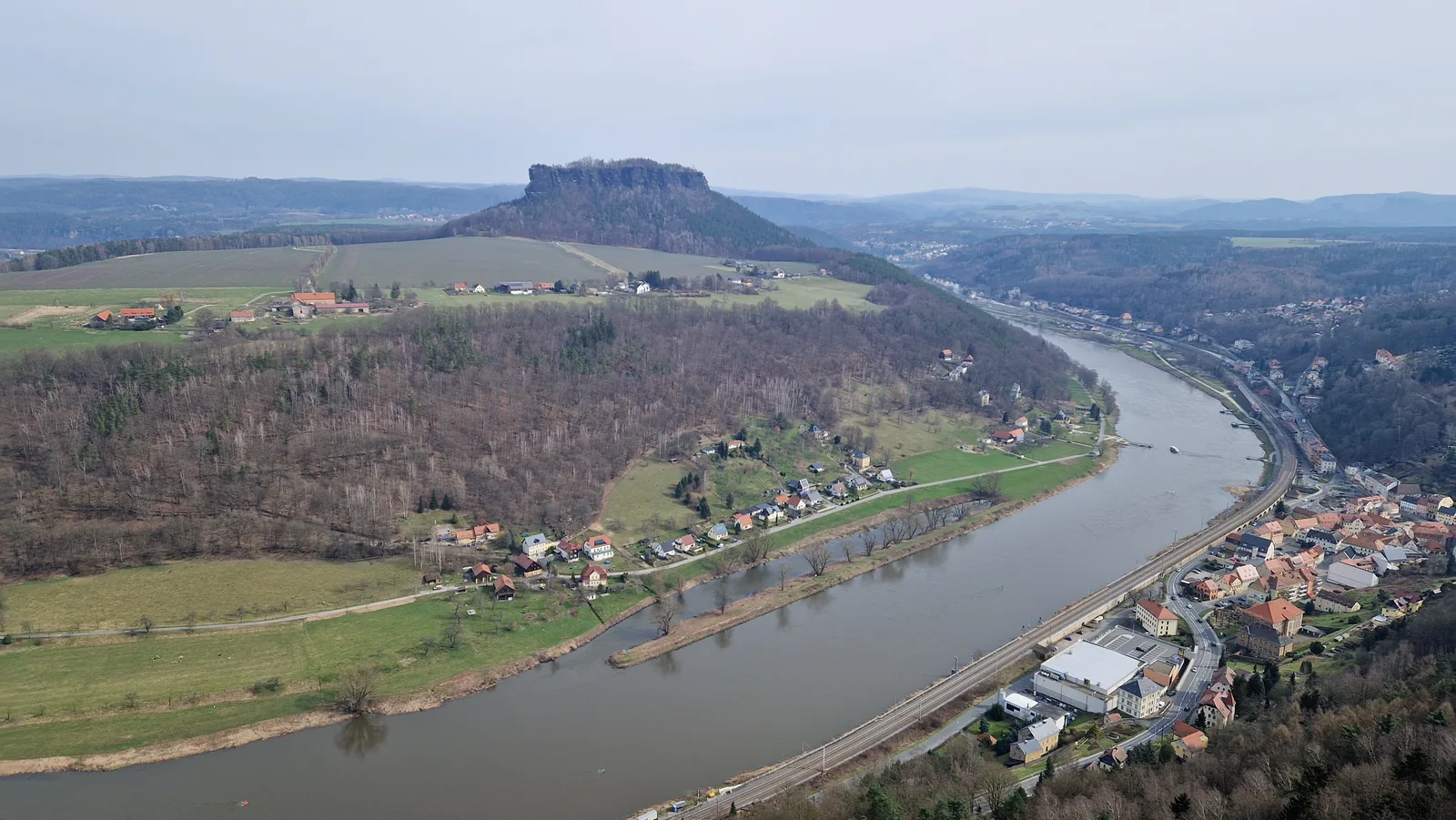Blick von der Festung Königstein über die Elbe auf den Lilienstein, im Vordergrund eine historische Kanone