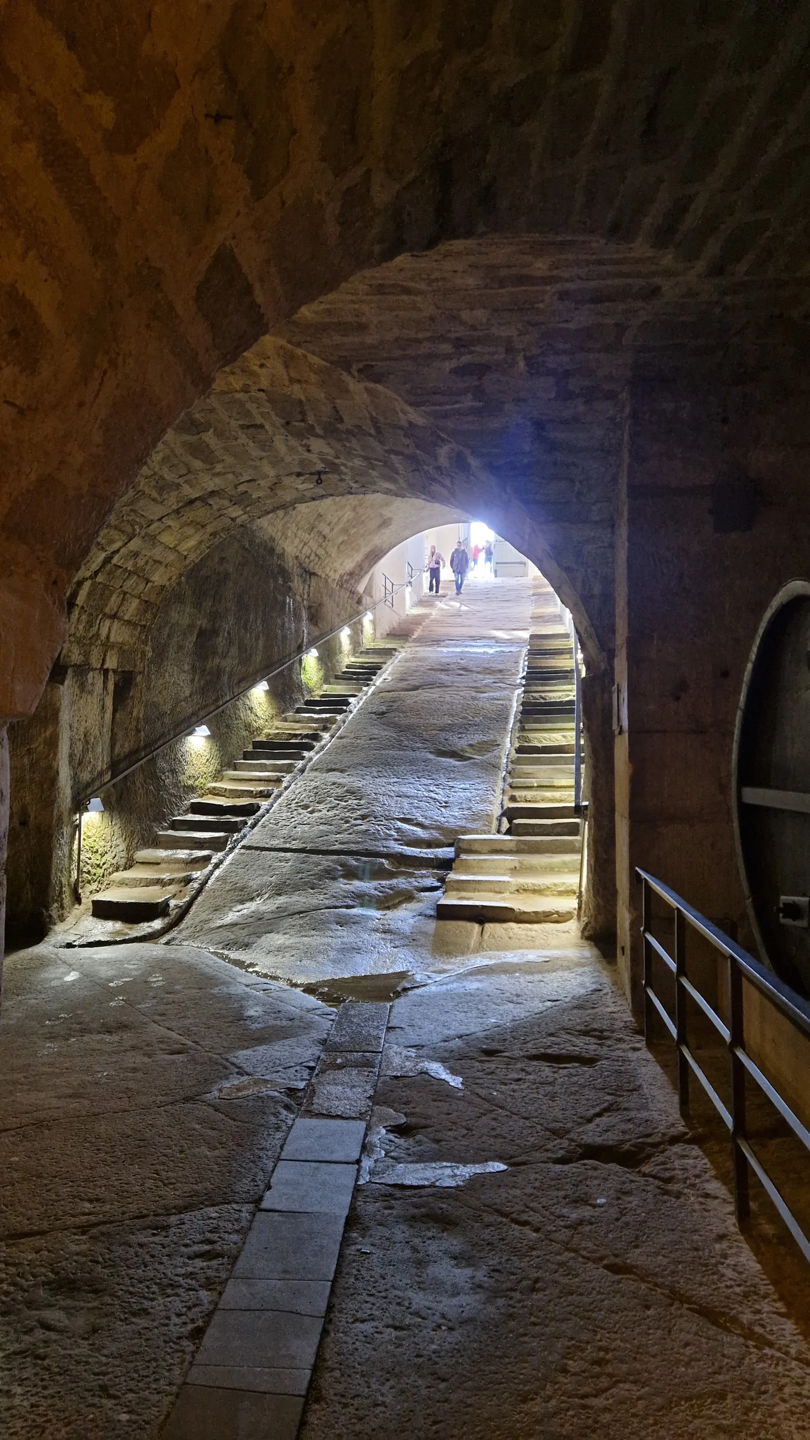 Blick in den Brunnenschacht der Festung Königstein mit spiralförmiger Wendeltreppe, Licht fällt von oben ein