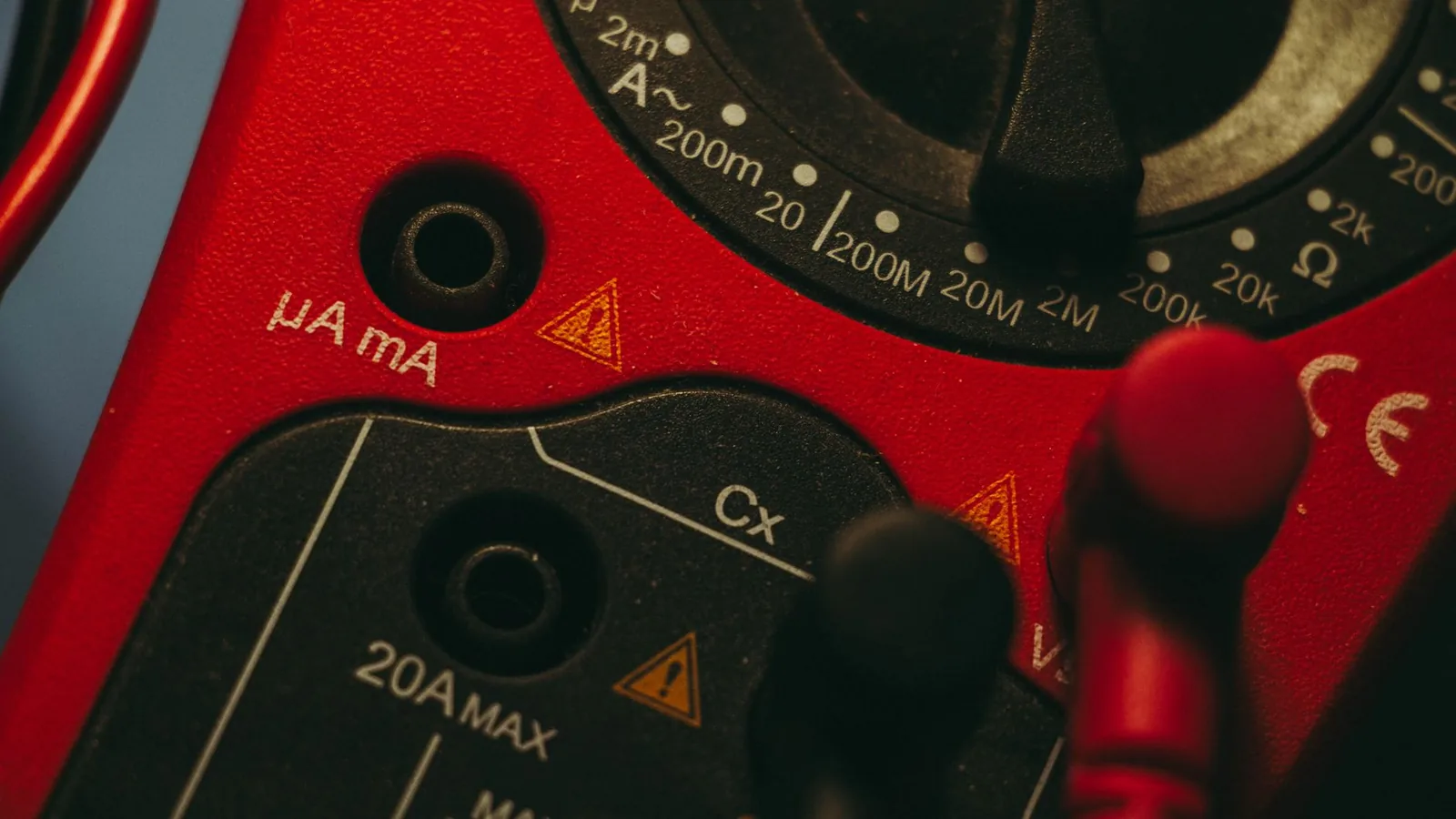 Multimeter mit Spannungsanzeige und Anschlüssen in Nahaufnahme