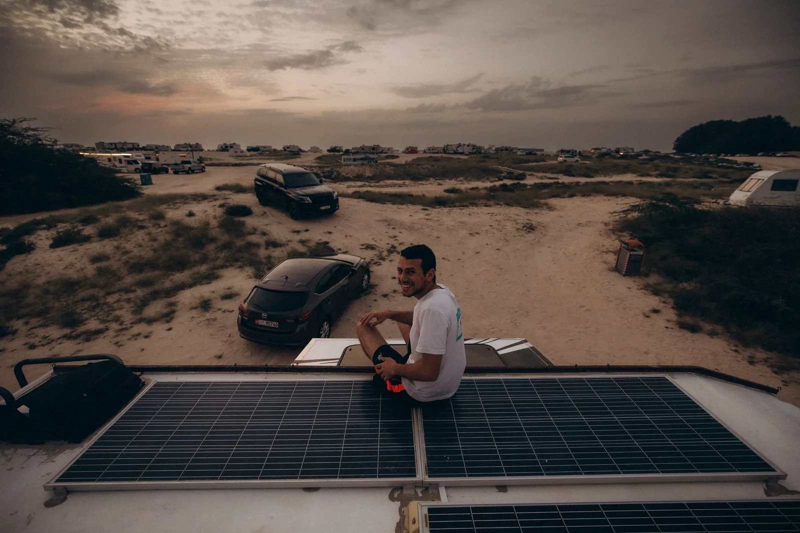 Solarpanel auf dem Dach eines Wohnmobils bei sonnigem Wetter
